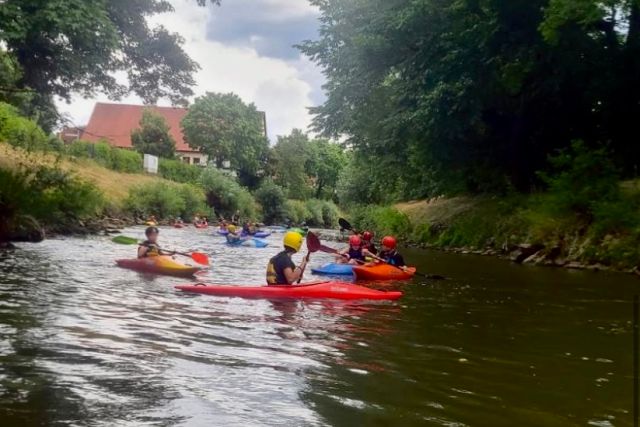 Die Kinder einer Schulklasse machen ihre erste Paddelerfahrung auf der Fils
