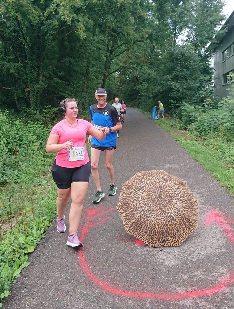 Eine Läuferin und Martin am Wendepunkt