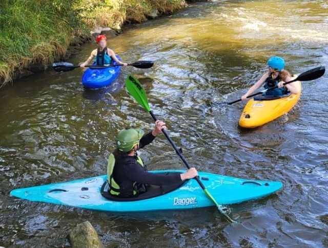 3 Kanuten in voller Montur auf der Günz