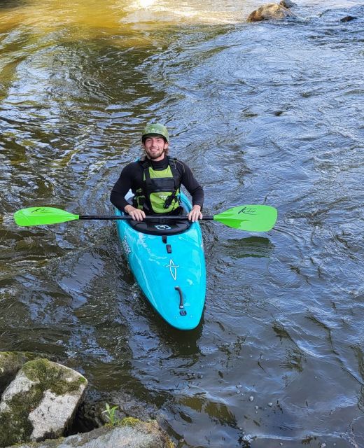 Der Übungsleiter Oliver Schuler in voller Ausrüstung im Kajak auf der Günz