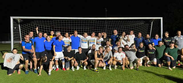 Alle noch Anwesenden Teilnehmer des 11 Meter Turniers versammeln sich in einem Tor zum Gruppenfoto