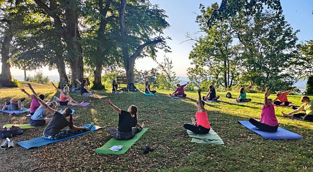 Pilates-Einheit auf dem Hohenstaufen. Die Teilnehmer bilden einen Mattenkreis für ihre Übungen