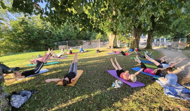 Pilates-Einheit auf dem Hohenstaufen. Die Teilnehmer bilden einen Mattenkreis für ihre Übungen
