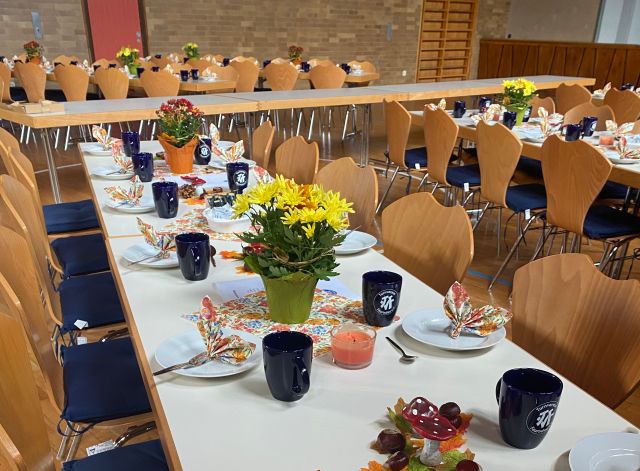 Herbstlich dekorierte Tafel in der Turnhalle