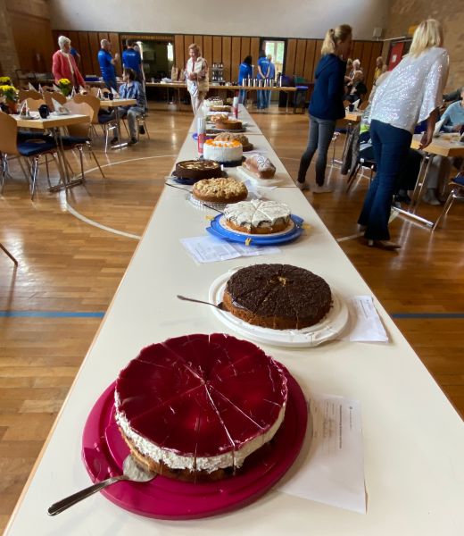 Verschiedene Kuchen und Torten auf einer langen Tafel