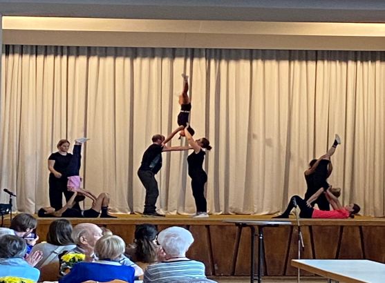Aufführung unserer Akrobatinnen