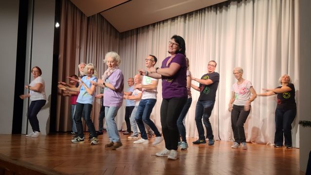 ca. 12 Erwachsene beim Auftritt zum Après Ski Hit 'Gute Laune'