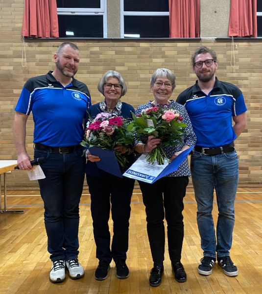 Lonia Straub und Marianne Ziegler erhalten ihre Urkunden und Blumensträuße überreicht
