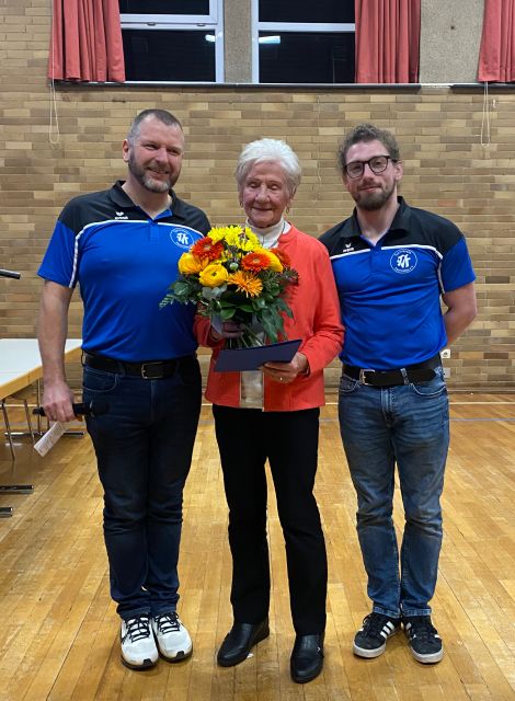 Sieglinde Petsch erhält ihre Urkunde und Blumenstrauß überreicht