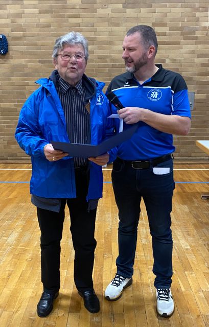 Hermann Fröscher erhält eine Urkunde überreicht